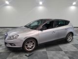 la photo d'une voiture argentée garée dans une salle d'exposition