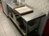 une cuisine équipée d'une table et d'un réfrigérateur