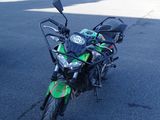 une moto garée sur le parking