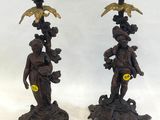 deux bougies posées sur une table
