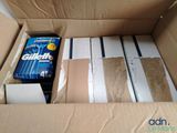 une boîte en carton remplie de dentifrice et de dentifrice