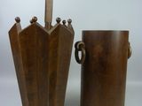 deux vases en bois placés l'un à côté de l'autre