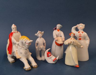 cinq figurines représentant des personnes assises sur une surface bleue