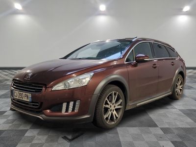une photo d'une voiture rouge garée dans un showroom
