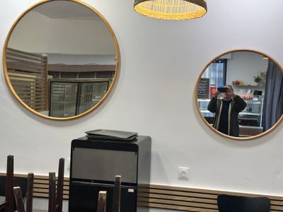 une personne se prenant en photo dans un miroir