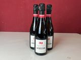 trois bouteilles de vin posées sur un comptoir