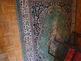 une chaise et un tapis dans un coin de la pièce