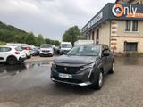 une voiture garée devant un immeuble devant lequel sont garées d'autres voitures