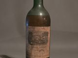 une bouteille de vin posée sur une table