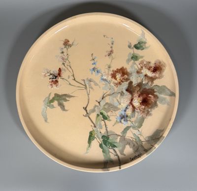 une assiette décorée de fleurs, posée sur une table