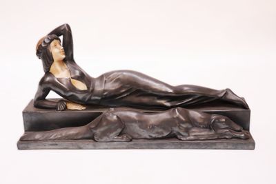 statue en bronze représentant une femme allongée sur une plate-forme inclinée