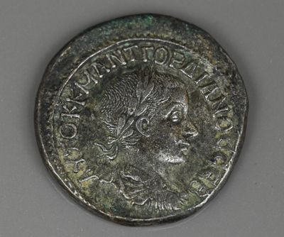 gros plan d'une pièce de monnaie sur laquelle figure un visage de femme