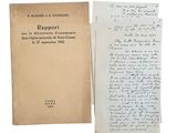un vieux livre posé sur une table à côté d'une feuille de papier