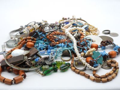 un tas de bijoux variés posés sur une table blanche