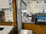 une photo d'une cuisine avec une balance posée sur le plan de travail