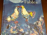 un livre posé sur une table en bois