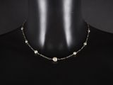 un gros plan d'un mannequin portant un collier orné de perles