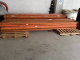 Plusieurs palettes de bois sont empilées dans un entrepôt