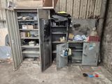 une armoire métallique dont la porte est ouverte dans une pièce