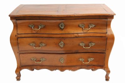 une vieille commode en bois avec des poignées en laiton sur fond blanc