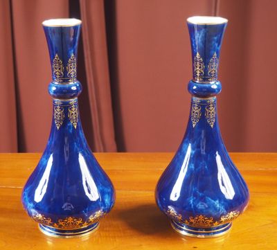 deux vases en verre bleu posés sur une table en bois