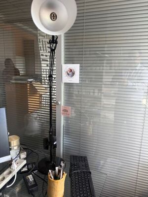 un bureau sur lequel se trouvent un ordinateur et une lampe