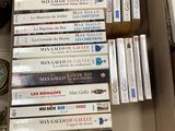 de nombreux livres rangés dans une boîte et empilés les uns sur les autres