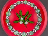un frisbee rouge orné d'un motif vert et blanc