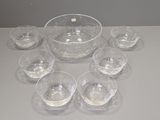 neuf verres et un bol sur la table