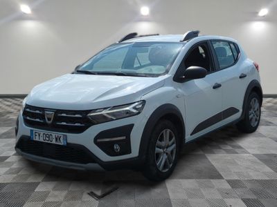 la voiture blanche est garée sur le sol à carreaux d'une pièce
