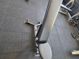 beaucoup d'appareils qui se trouvent dans la salle de sport