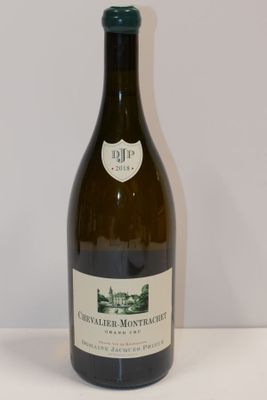 une bouteille de vin posée sur une table
