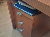 un bureau en bois avec un classeur en dessous