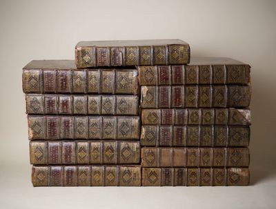 plusieurs vieux livres empilés sur une table