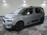 La nouvelle camionnette Citroën est garée sur un sol à damier.