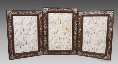 une paire de trois panneaux encadrés de bois et recouverts de peinture blanche