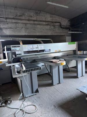 une grande machine placée au milieu d'une pièce