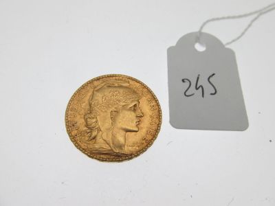 gros plan d'une pièce d'or portant une étiquette de prix