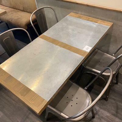 une table et des chaises dans une pièce où se trouve un canapé