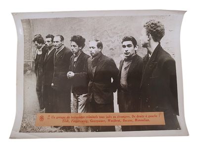 une photo en noir et blanc montrant un groupe d'hommes debout, tous ensemble