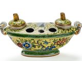 un vase vert et jaune orné de deux oiseaux