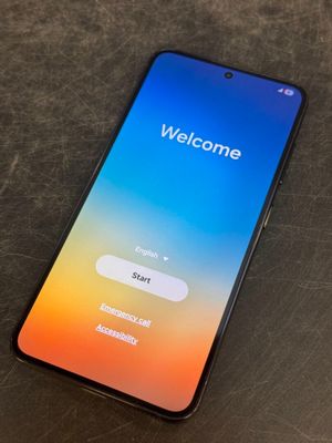 un gros plan d'un téléphone affichant un écran d'accueil