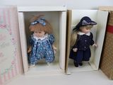 deux poupées qui se trouvent dans une boîte posée sur une table