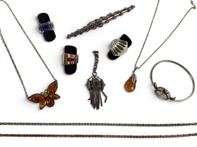 de nombreux bijoux disposés sur une surface blanche