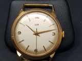une image d'un gros plan d'une montre-bracelet sur une surface noire