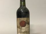 une bouteille de vin posée sur une table