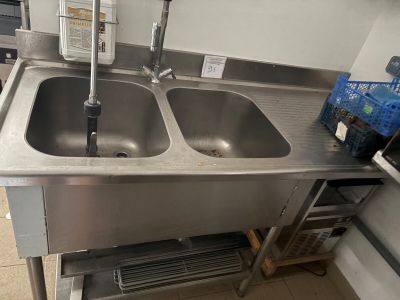 un évier en acier inoxydable et un évier en acier inoxydable dans une cuisine