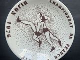 une assiette blanche sur laquelle est représentée une femme