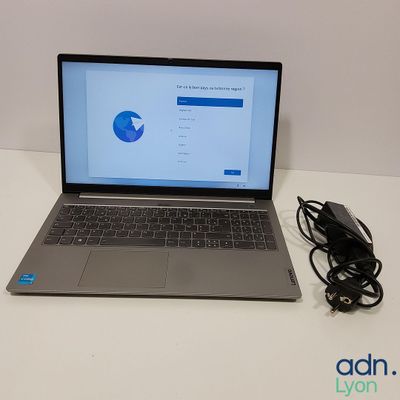 un ordinateur portable posé sur une table avec un chargeur