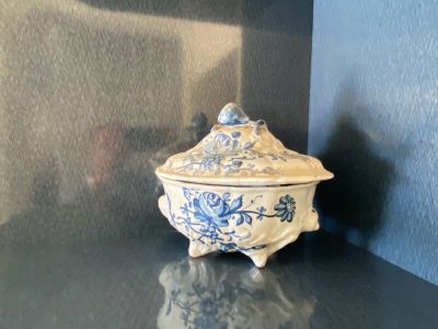 Soupière en faience et pièces en faience de la cuisine